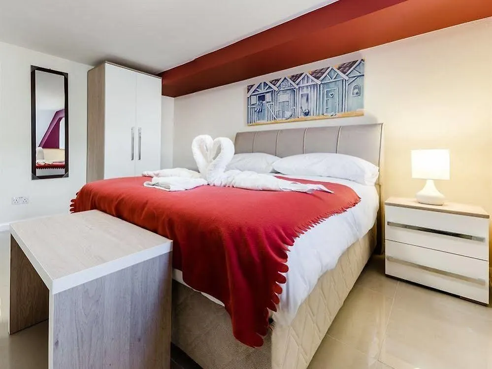 **** Aparthotel Commercial House London United Kingdom